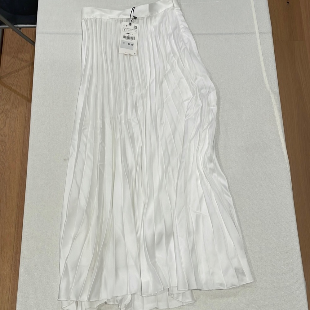 Zara women’s white pleated midi skirt.  Brand New.  Tags attached.